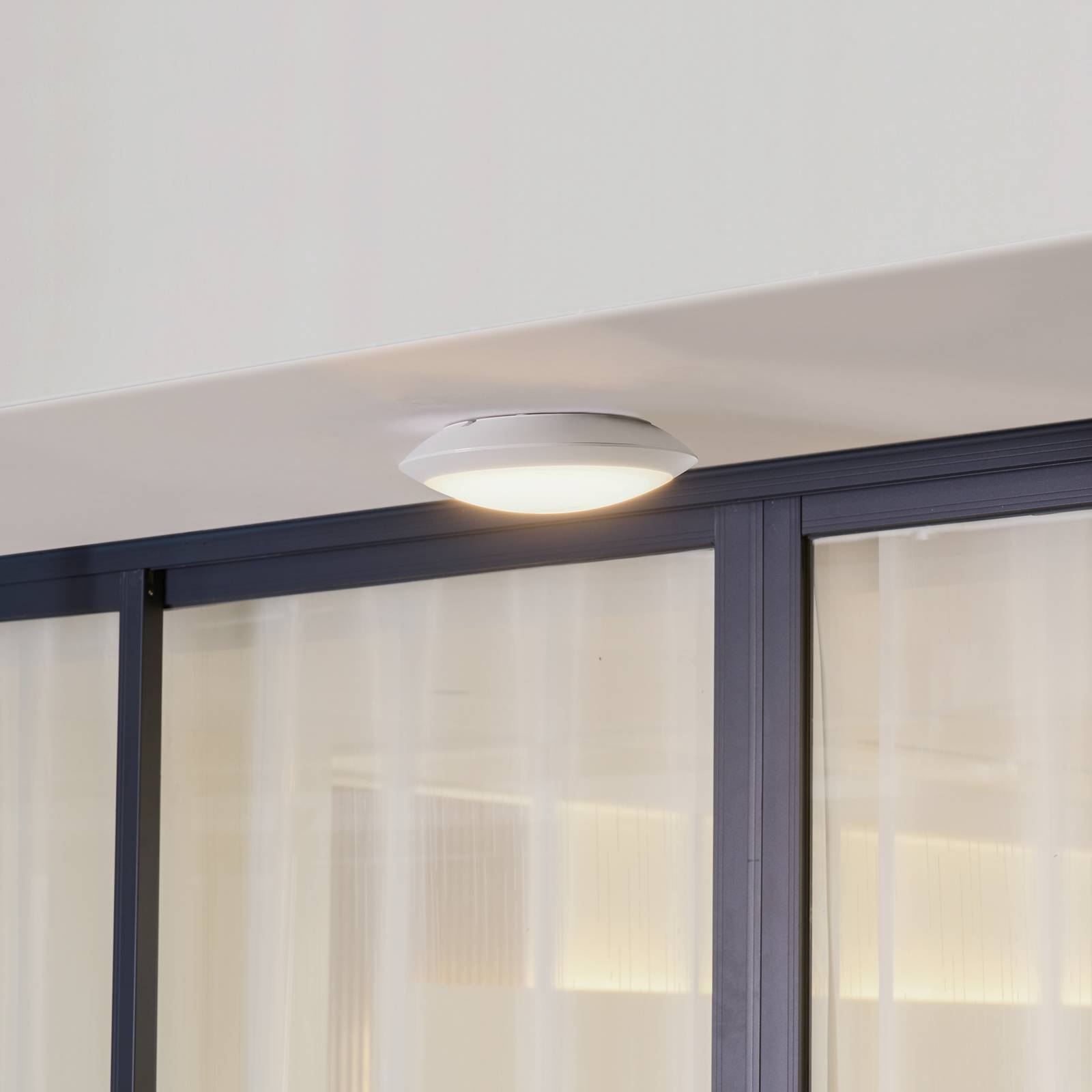 Lindby LED-Aussendeckenleuchte Naira in Weiss mit Sensor