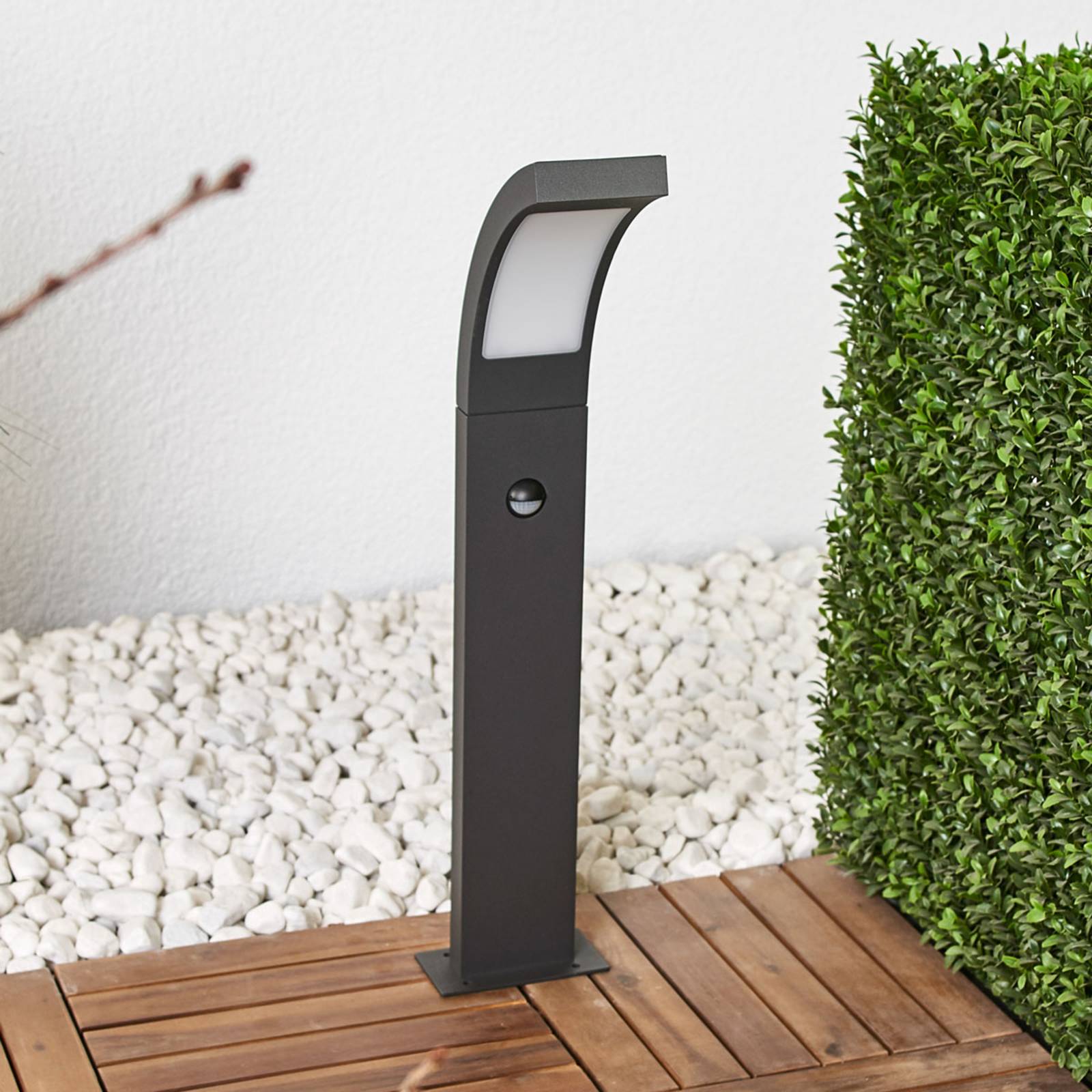 Lucande LED-Pollerleuchte Juvia aus Aluminium mit Bewegungsmelder